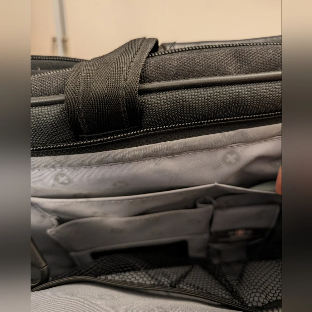 Wenger, Swiss Gear Laptop Briefcase Black with handles and shoulder strap - Picture 10 of 16
